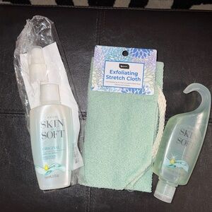 Avon Skin So Soft  Bath Set with Mint Green Exfoliating Cloth